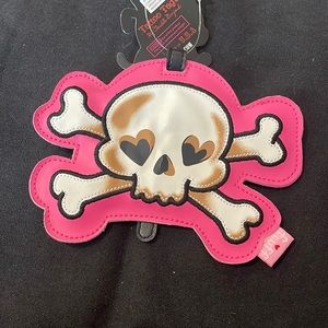 NWT- FLUFF LUGGAGE TAG - TATTOO SKULL AND CROSS-BONE